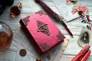Червоний блокнот з сердечками - Опис