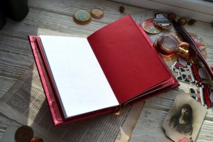 Червоний блокнот з сердечками - Опис