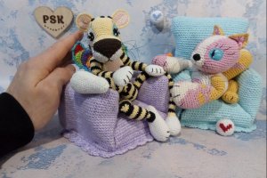 Маленьке крісло ляльки іграшки, меблі ручної роботи.