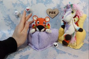 Маленьке крісло ляльки іграшки, меблі ручної роботи. - Опис