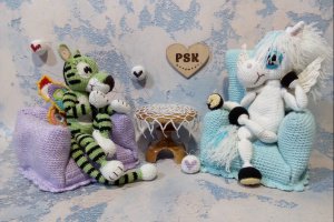 Маленьке крісло ляльки іграшки, меблі ручної роботи. - Опис