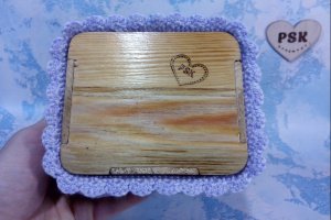 Маленьке крісло ляльки іграшки, меблі ручної роботи. - Опис