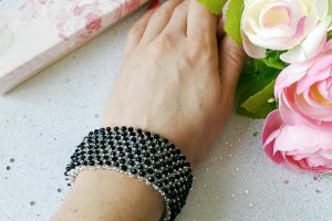 Широкий браслет из бисера и хрустальных бусин - Описание