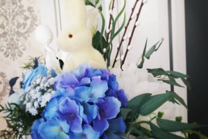 Великодній декор Кролик у плетеному кошику - Опис