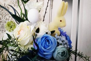 Великодній декор Кролик у плетеному кошику - Опис