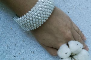 БІЛИЙ ШИРОКИЙ БРАСЛЕТ З БІСЕРУ І кришталева БУСІН