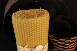 Свечи из вощины, свечи с декором на 3 фителя - Описание