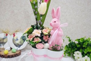 Великодня композиція з рожевим Кролям - Опис