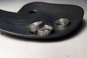Серебряная кольцо с кованой текстурой - Описание