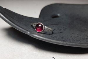 Тоненькая серебряная кольцо с натуральным гранатом - Описание