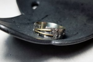 Работа Текстурная кольцо унисекс из нейзильбера, серебра и латуни
