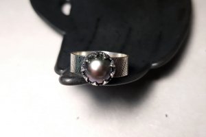 Серебряная кольцо с натуральной темной речной жемчужиной - Описание