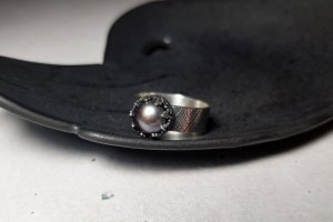 Серебряная кольцо с натуральной темной речной жемчужиной - Описание