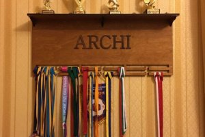 Медальница с полкой для кубков 70х32 см - Описание