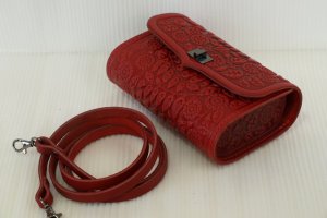 красная сумка-клатч Колокольчики - Описание