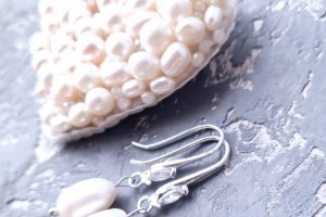 Комплект брошь и серьги из натурального жемчуга