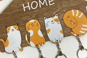 Оригінальна дерев`яна ключниця з милими котиками - Опис