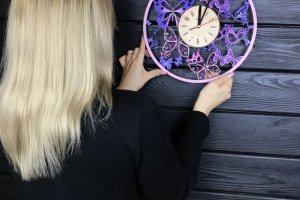 Деревянные часы с цветным УФ печати Вальс бабочек - Описание