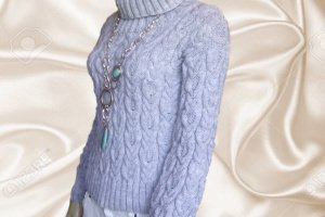 Класичний короткий светр з високим коміром - Опис