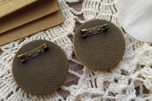 Круглая брошь розовое дерево - Описание