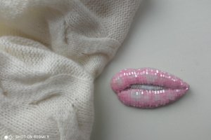 Брошь LIPS Нежный поцелуй - Описание