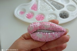 Брошь LIPS Нежный поцелуй - Описание