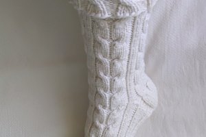 Вязаные косами высокие гольфы (носочки). Ручная работа