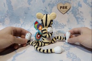 Жовтий тигр із крилами метелика. В'язаний символ року 2022 - Опис