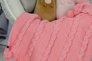 Дитячий в'язаний плед з помпонами. 80х95см - Опис