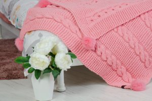 Детский вязаный плед с меховыми помпонами.80х95 см - Описание