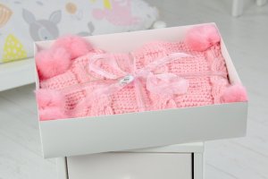 Детский вязаный плед с меховыми помпонами.80х95 см - Описание