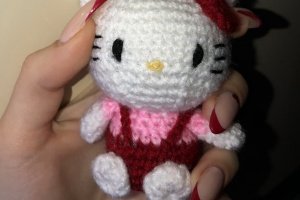 Работа Хелоу Китти малыш (игрушка амигуруми)
