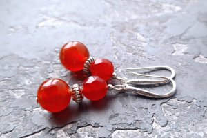 Серьги из натурального сердолика с серебряными застежками