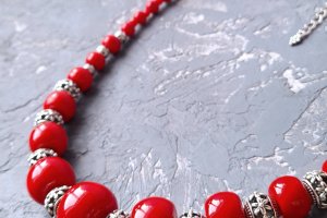 Намисто "Квітка весни" з коралами та кристалами - Опис