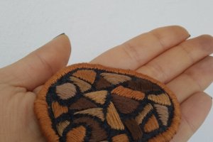Брошь коричневая ′Пятнашка′ - Описание