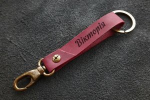 Брелок для ключей из кожи с персонализацией - Описание