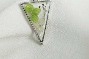 Кулон из эпоксидной смолы с цветами, кулон на подарок - Описание