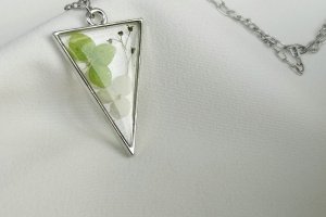 Кулон из эпоксидной смолы с цветами, кулон на подарок - Описание