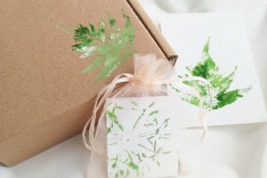 Кулон из эпоксидной смолы с цветами, кулон на подарок - Описание