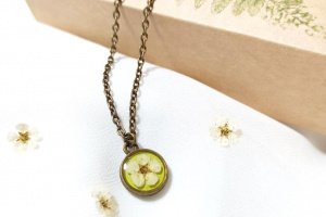 Двосторонній кулон з квіткою суниці - Опис