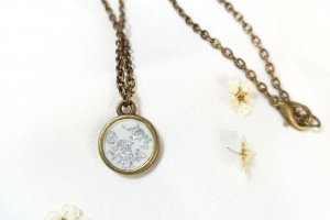 Двосторонній кулон з квіткою суниці - Опис