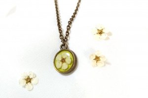 Двосторонній кулон з квіткою суниці - Опис