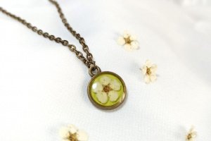 Двосторонній кулон з квіткою суниці - Опис