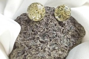 Серьги гвоздики полусферы с цветами, красивые серьги - Описание