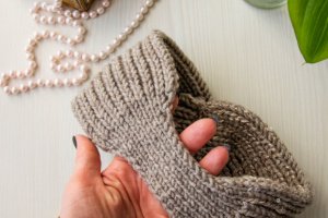В'язана пов'язка з завуженою задньою деталлю - Опис