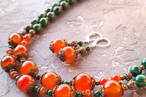 Ожерелье и серьги из натурального сердолика и малахита - Описание