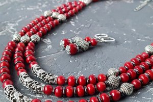 Комплект из натуральных кораллов и гематита бусы, серьги - Описание