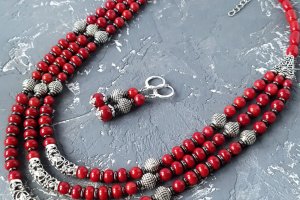 Комплект из натуральных кораллов и гематита бусы, серьги - Описание
