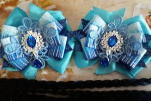 Бантики с косичками из конеколона - Описание