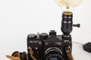 Настільна лампа Pride&Joy з вінтажним фотоапаратом 02gllich - Опис